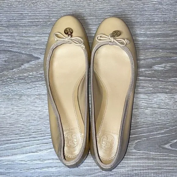 Tory Burch Chelsea Nude Tan Patent Leather Women’s Size 8M Bow Charm Heeled Pump - Picture 5 of 13